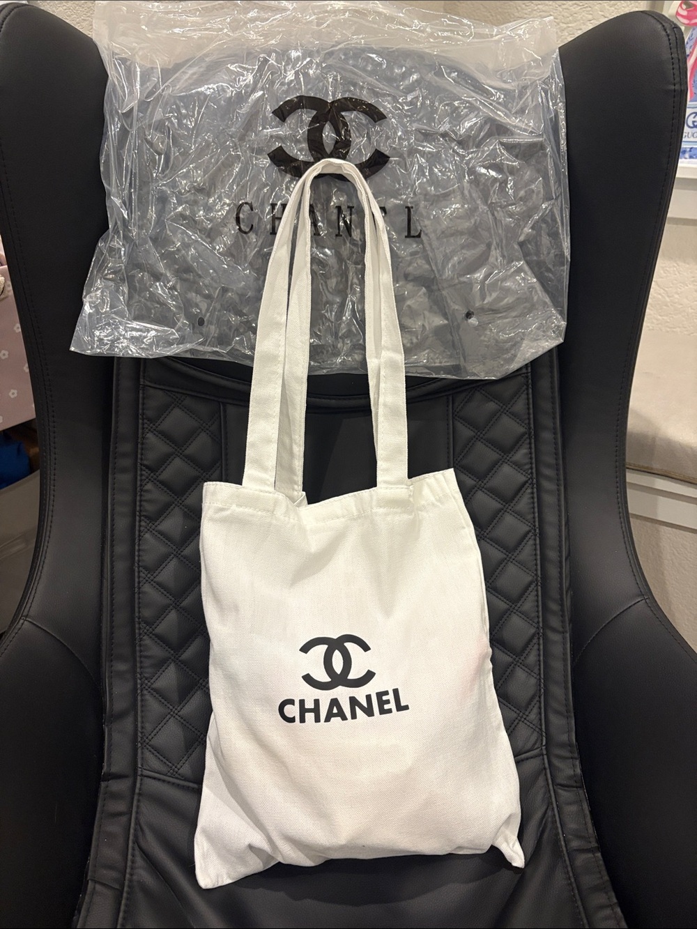 NWT White Fashion Tote Shoulder or Handbag Bag with Protective Cover